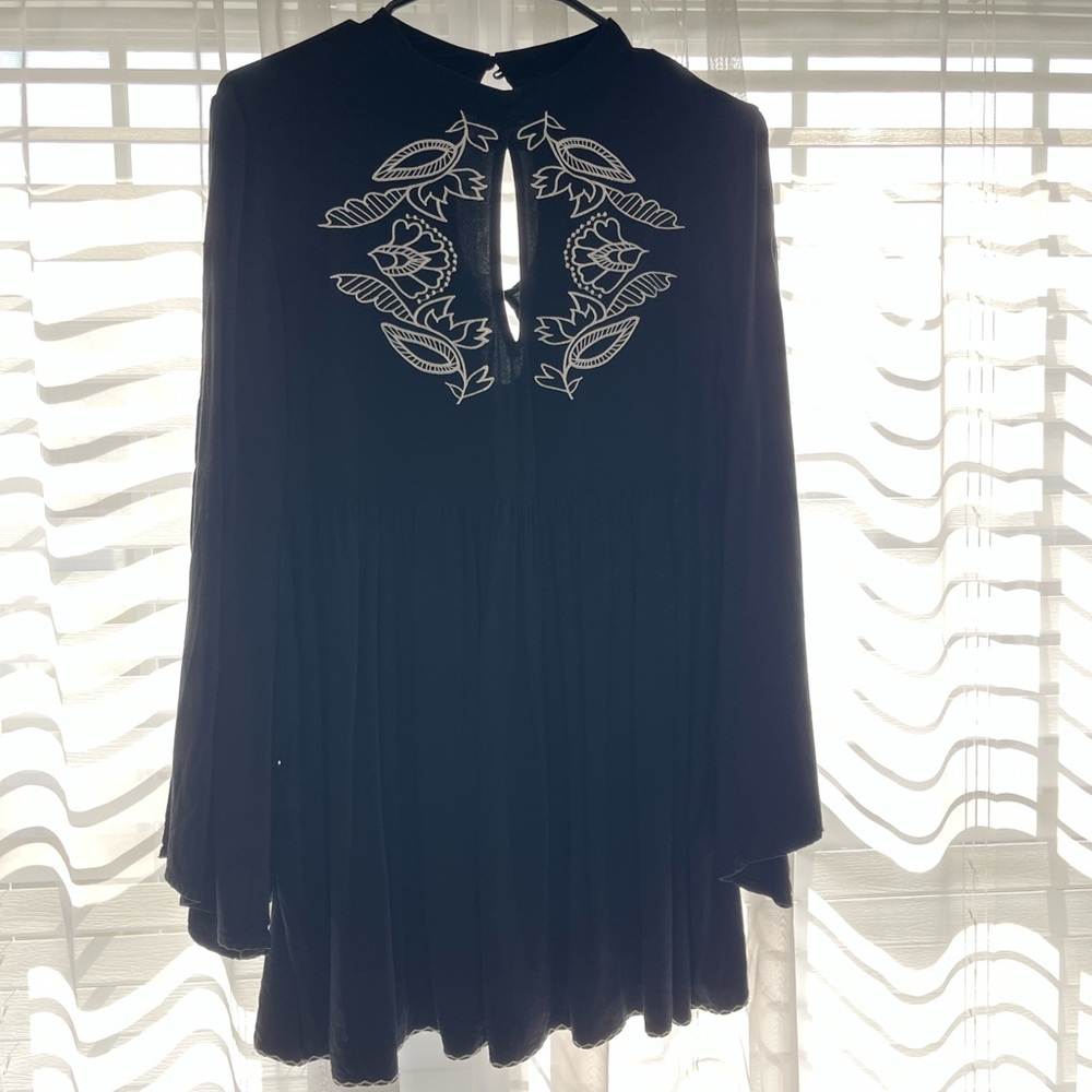 MINKPINK Tunic/Mini Dress with White Embroidery, bell sleeves size Medium